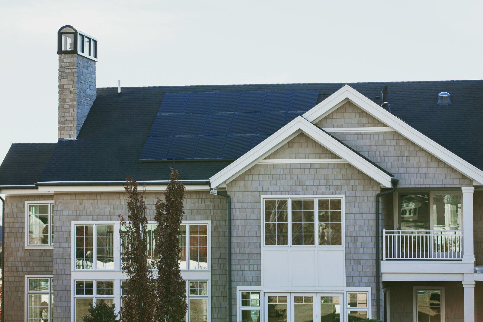 Residential-home-with-solar-panels-illustrating-sustainable-construction-technology