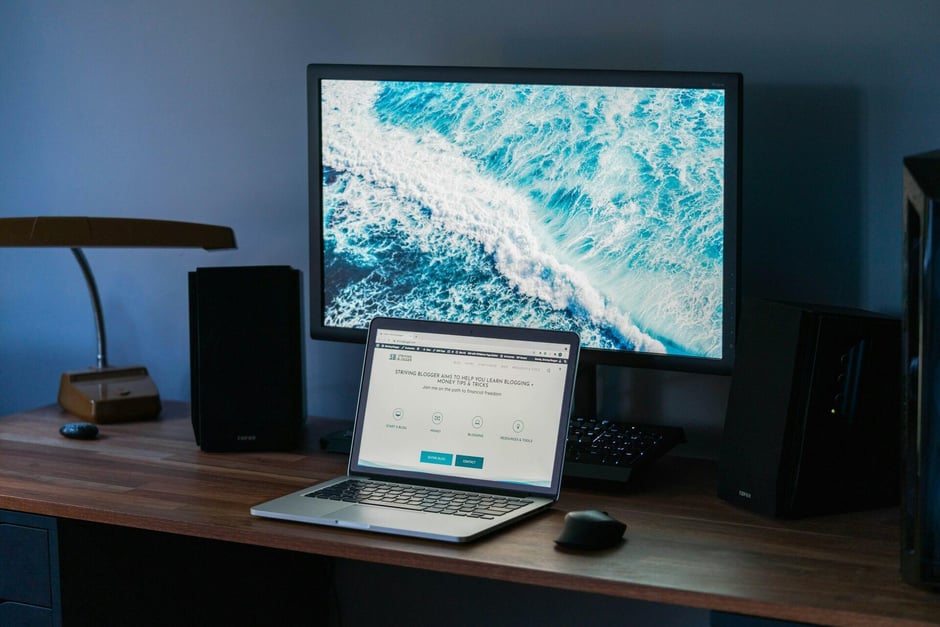 laptop-and-monitor-blogging-strategy-marketing-plan