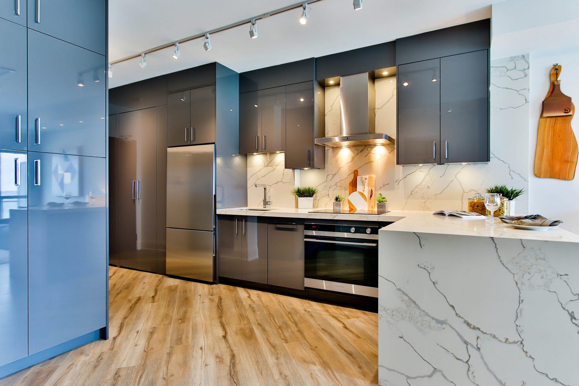 modern-kitchen-remodel-high-gloss-cabinets-marble-backsplash-luxury-home-renovation-idea-for-remodeling-companies