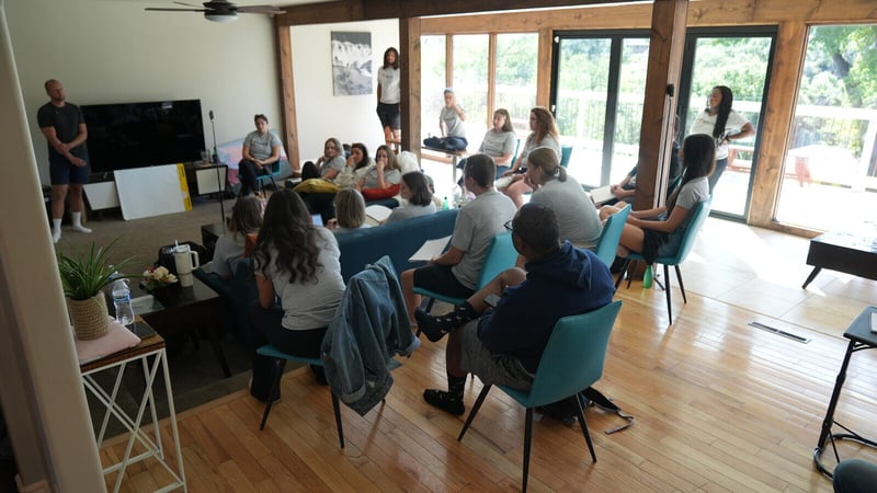 team-meeting-with-digital-marketing-agency-near-you-builder-funnel-retreat